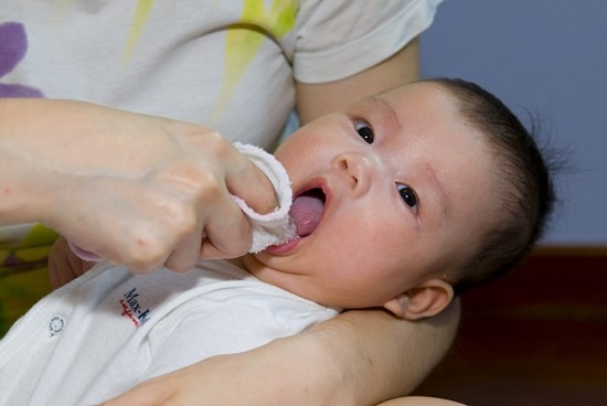 الطريقة الصحيحة لتنظيف فم الرضيع
