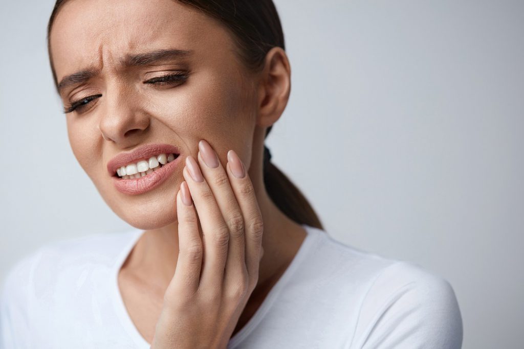 3 وصفات طبيعية منزلية لعلاج ألم الأسنان الحساسة