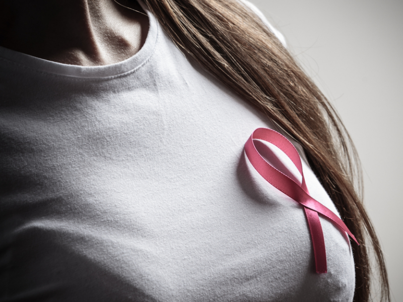 10 علامات تدل على سرطان الثدي.. خدي بالك