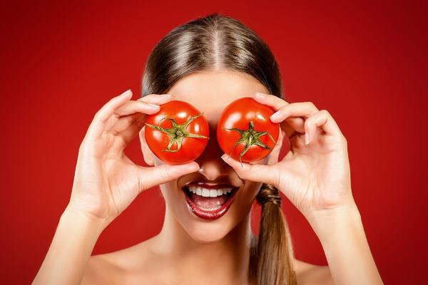 تعرفي على فوائد الطماطم للبشرة.. لن تتخيلي