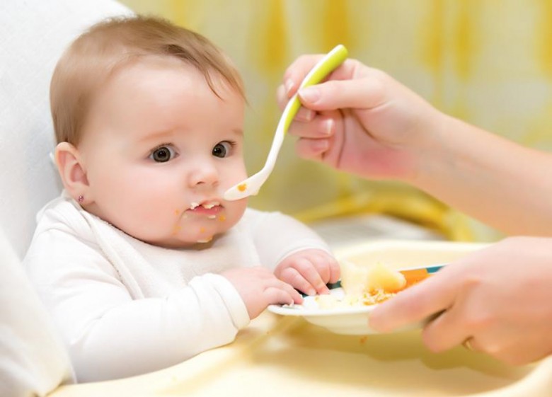 ماذا يأكل الطفل الرضيع عند الـ 4 أشهر؟
