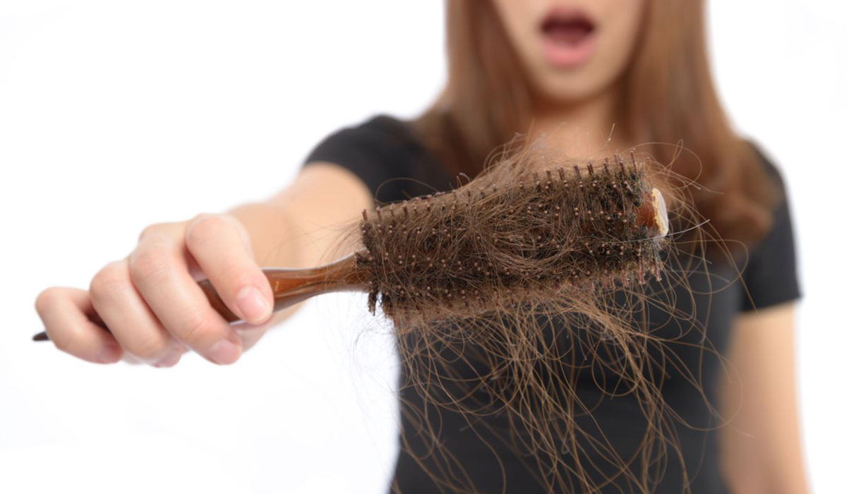 15 سبب وراء تساقط شعرك.. تعرفي عليهم