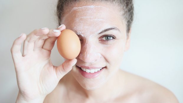 ماسك بياض البيض والشوفان لشد مسام البشرة وترطيبها