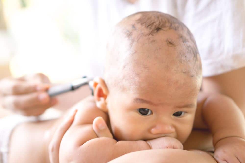 هل حلاقة شعر الرضيع تزيد من كثافته في الكبر؟