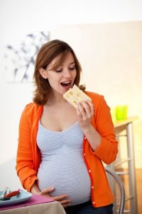 سبب اشتهاء الحامل لتناول الجبن بكثرة